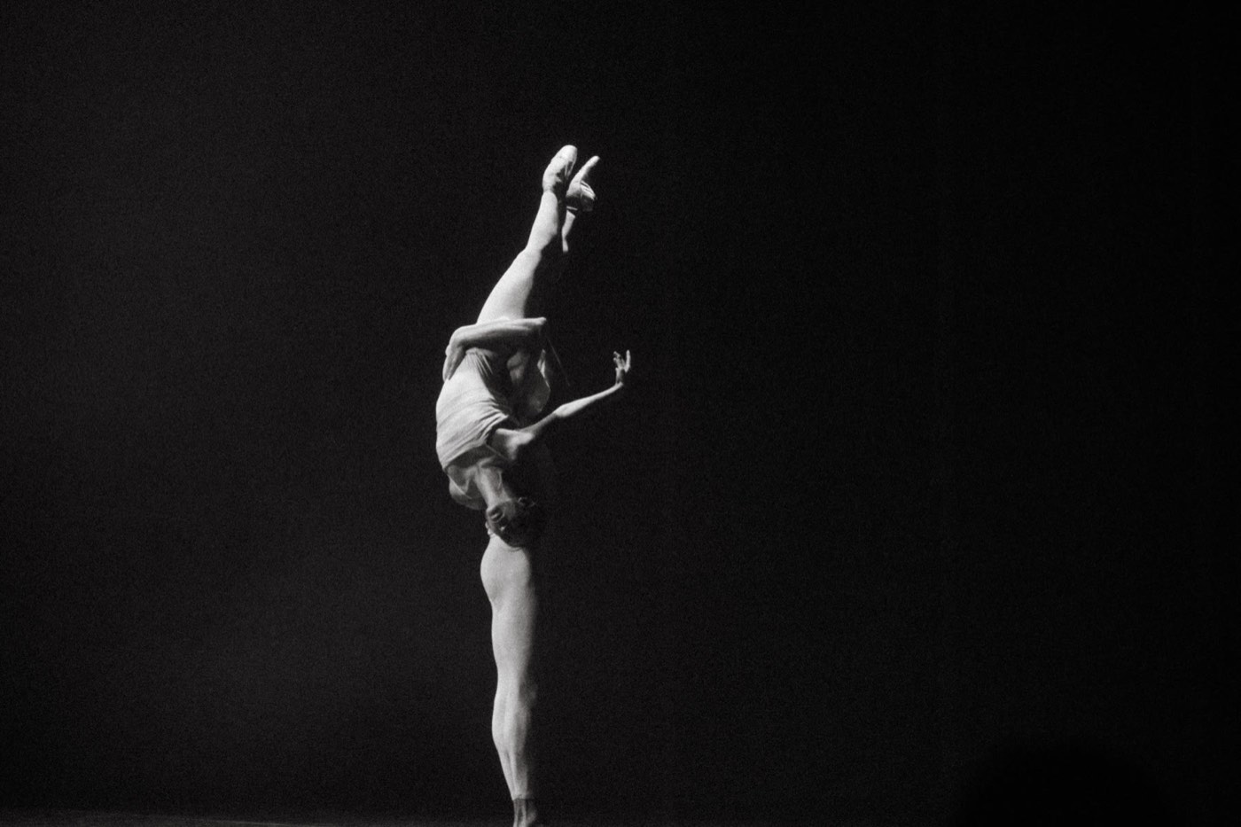 Dancer inverted in a suspended movement
