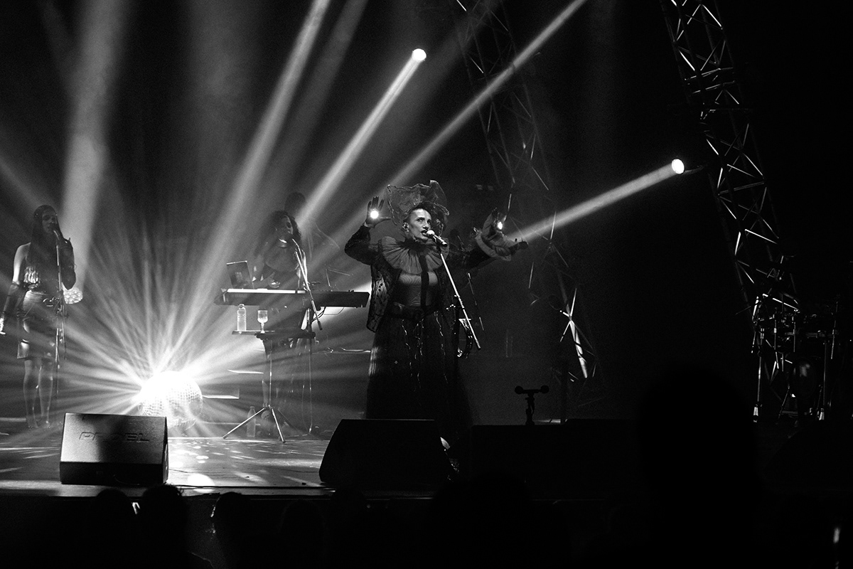 Cantante in scena attraverso un’esplosione di luce