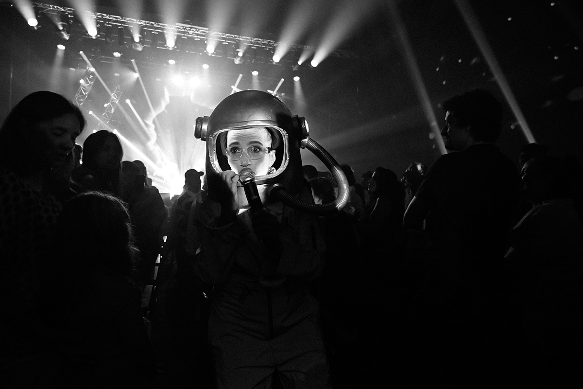 Una persona del pubblico si volta verso la macchina durante il concerto