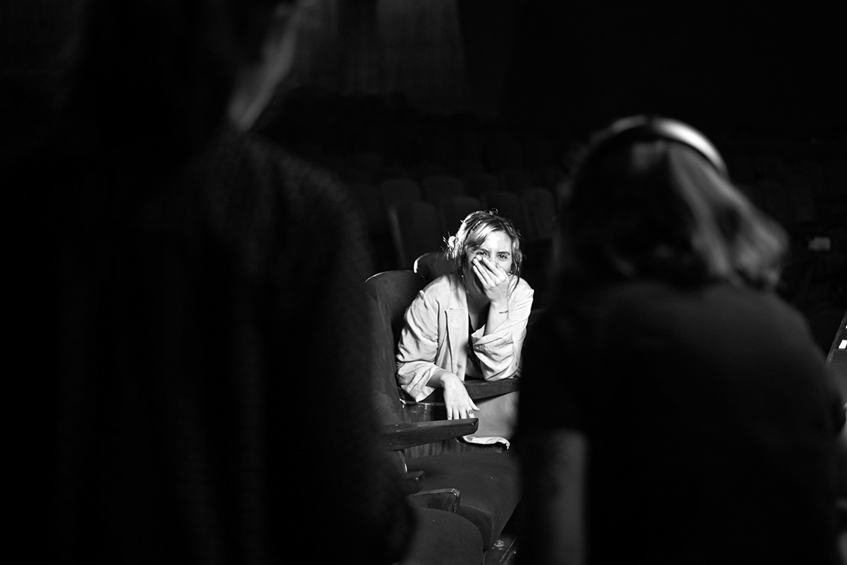 Performer davanti alla macchina durante una prova in scena