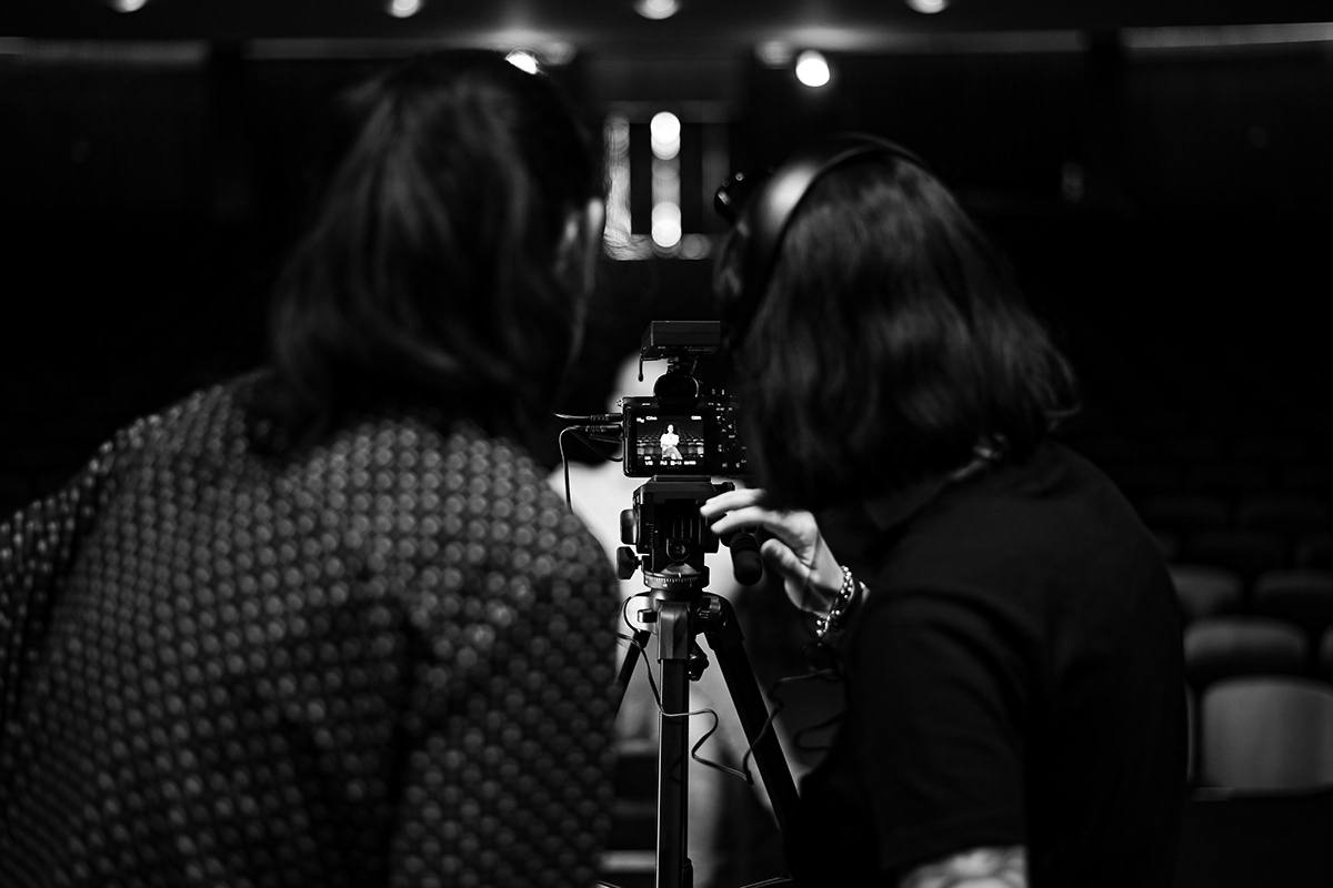 La troupe video controlla l’immagine di scena durante le prove