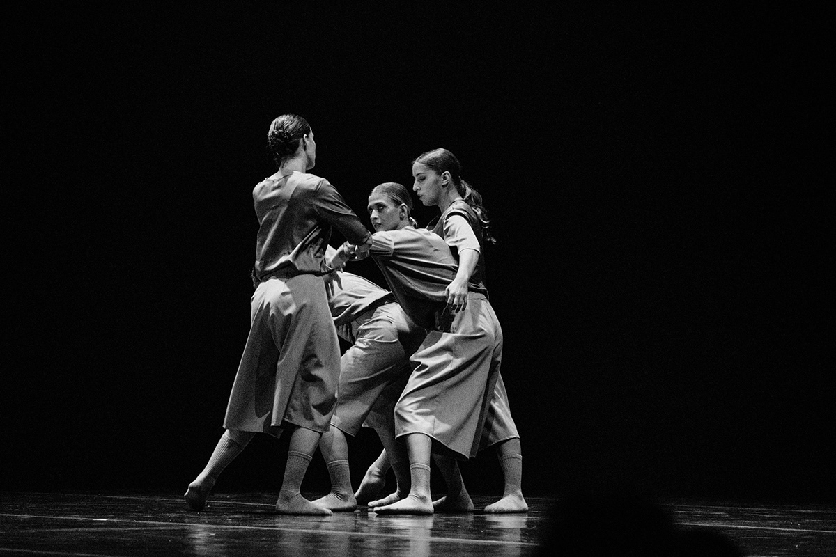 Ensemble di danza contemporanea raccolto nel movimento