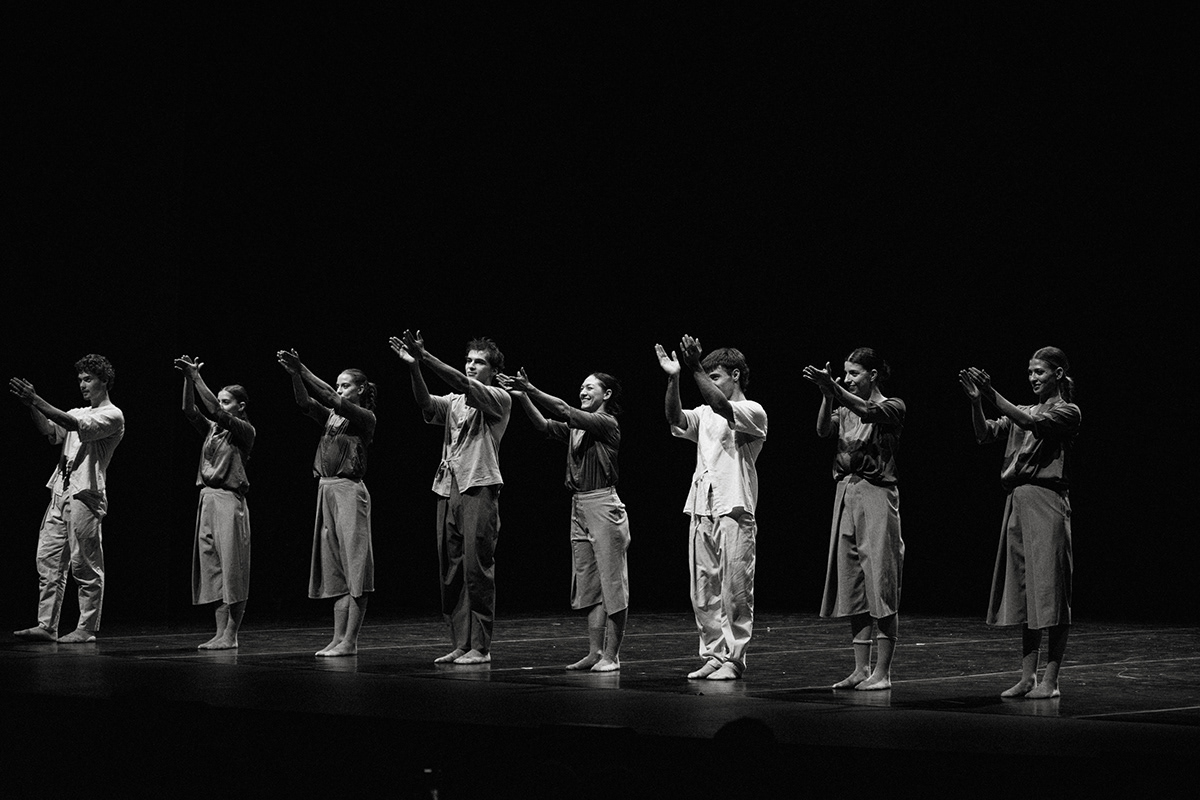 L’intero ensemble di danza saluta il pubblico