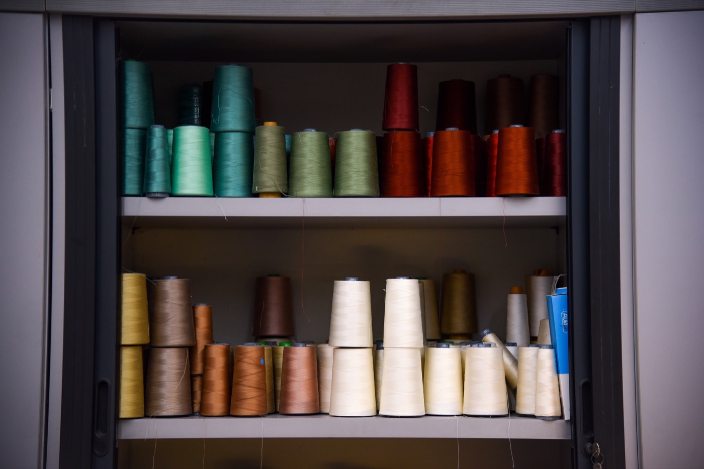 Colourful sewing threads inside the Punti e Fantasia workshop